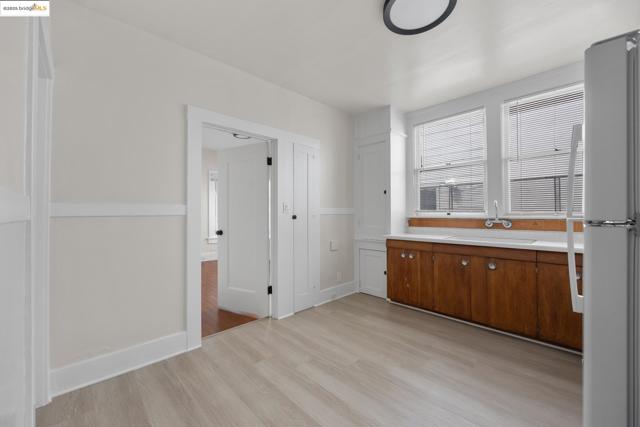 271 38Th St, Oakland CA: https://media.crmls.org/mediaz/280818bb-0426-4ffd-992a-566bdf2e6ffd.jpg