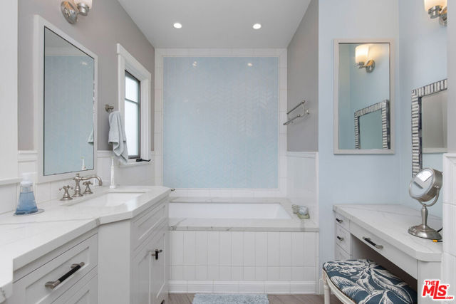 106 Dudley Avenue, Venice CA: https://media.crmls.org/mediaz/28082954-5b5c-494d-9c2c-700d531ec659.jpg