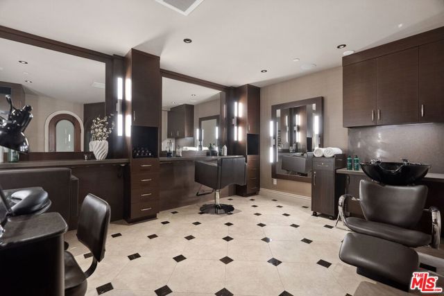 6882 Arizona Avenue, Los Angeles CA: https://media.crmls.org/mediaz/2808a516-6eff-417a-b916-ae36c85f74a2.jpg
