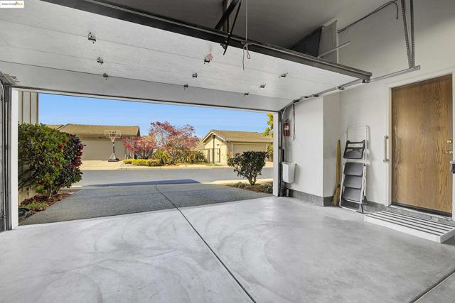 33 Binnacle Hl, Oakland CA: https://media.crmls.org/mediaz/28095f44-359a-4650-9333-6205a9088721.jpg