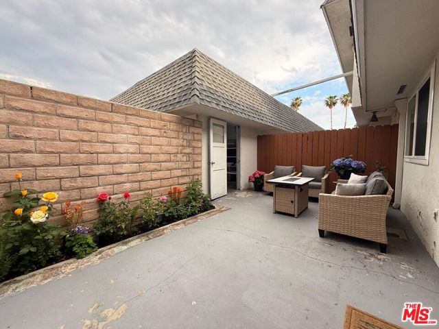 10234 Oklahoma Avenue, Chatsworth CA: https://media.crmls.org/mediaz/2809cd81-798d-476b-b319-3a0d81679842.jpg