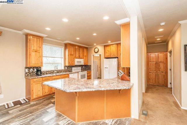 21679 Squaw Grass Trail, Redding CA: https://media.crmls.org/mediaz/280a447d-3eca-48a1-8f7c-9088fdbf0027.jpg