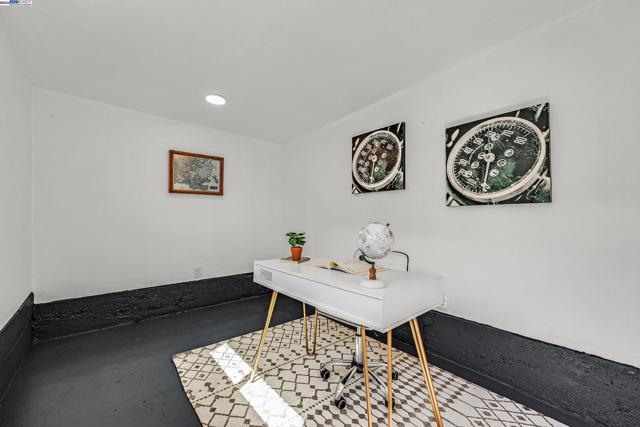 5407 Roberts Ave, Oakland CA: https://media.crmls.org/mediaz/280be58c-3304-4444-ad4c-5ee68abb3198.jpg