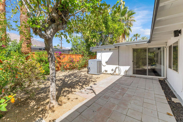 1075 E Sunny Dunes Road, Palm Springs, CA 92264