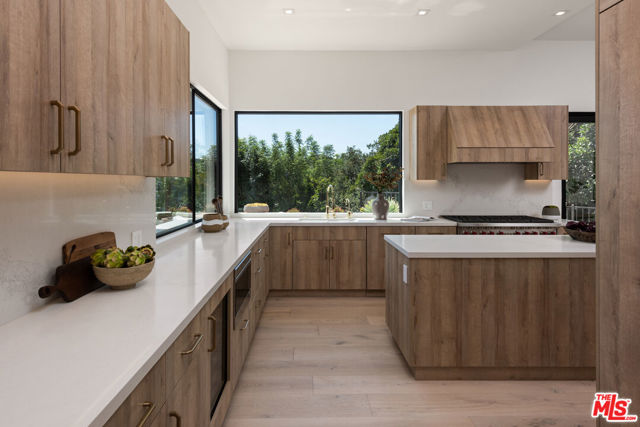 9714 Oak Pass Road, Beverly Hills CA: https://media.crmls.org/mediaz/280c1b56-f42c-4de8-bb55-d9c3c74821e7.jpg