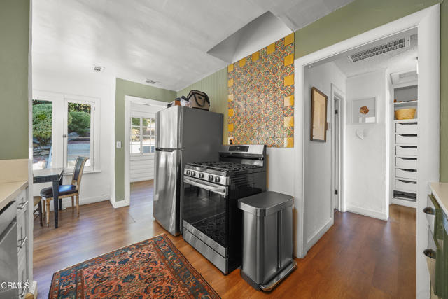 Detail Gallery Image 14 of 36 For 3961 Cumberland Ave, Los Angeles,  CA 90027 - 3 Beds | 2 Baths