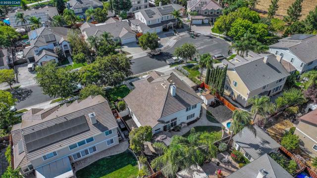 2856 Gardenside Ct, Brentwood CA: https://media.crmls.org/mediaz/280d0897-117d-4f84-8f62-af5c9c1d3a9f.jpg