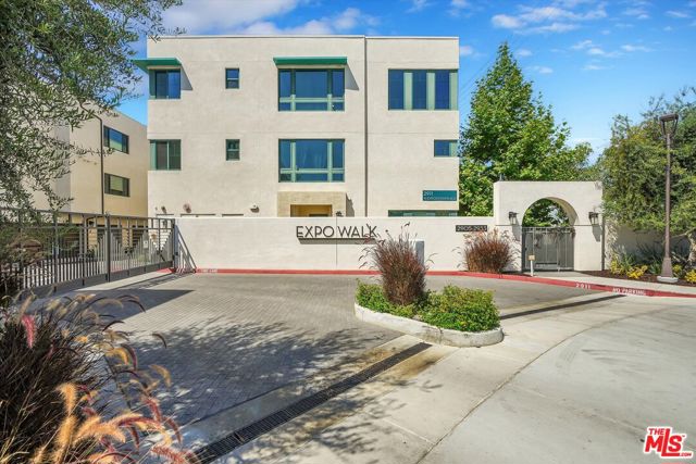 2927 Exposition Place, Los Angeles CA: https://media.crmls.org/mediaz/280d405f-b171-4ed3-b8ed-006283cfd484.jpg