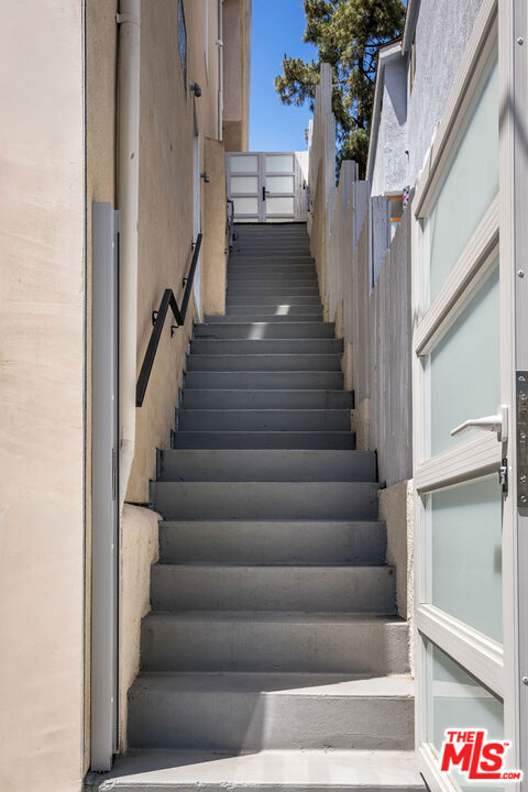 8783 Lookout Mountain Avenue, Los Angeles CA: https://media.crmls.org/mediaz/280d94b9-c07f-4358-bdc4-2fc4748e7e27.jpg
