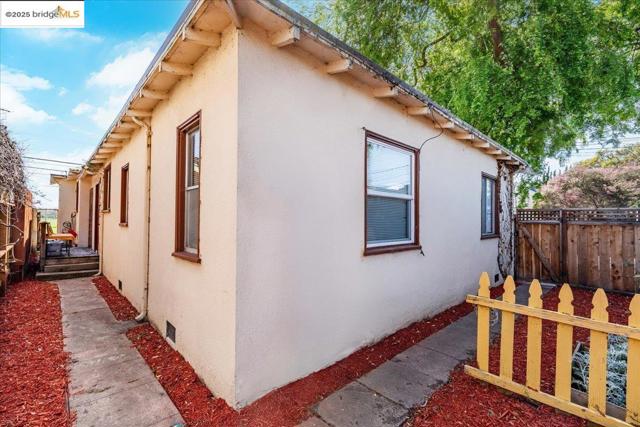 2717 Mabel St, Berkeley CA: https://media.crmls.org/mediaz/280de06e-553f-4e11-be3f-ce1af385ea48.jpg