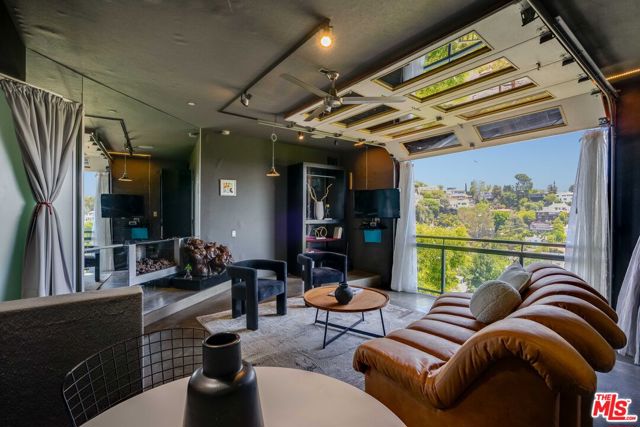 2528 Dearborn Drive, Los Angeles CA: https://media.crmls.org/mediaz/280df160-68bf-49d6-94c3-fb542c74af12.jpg