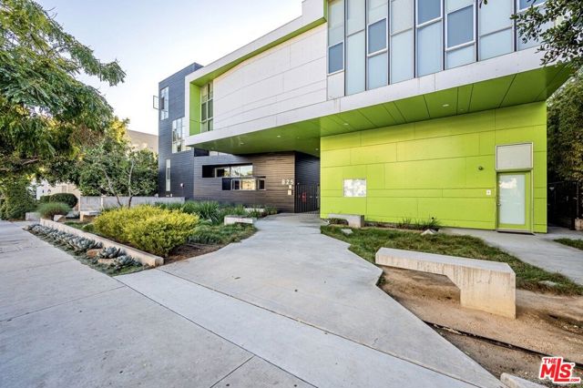 825 N Kings Road, West Hollywood CA: https://media.crmls.org/mediaz/280e330b-f425-44f3-b416-7619748f12b0.jpg