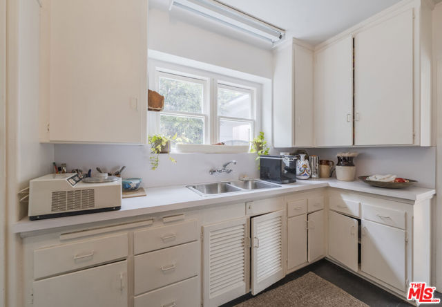 3916 Hepburn Avenue, Los Angeles CA: https://media.crmls.org/mediaz/280e3a22-1cc2-4422-8e25-90136ef5aecc.jpg
