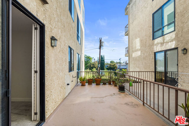 4454 Ventura Canyon Avenue, Sherman Oaks CA: https://media.crmls.org/mediaz/280ec728-80a9-4543-8f0a-60c4662a1677.jpg