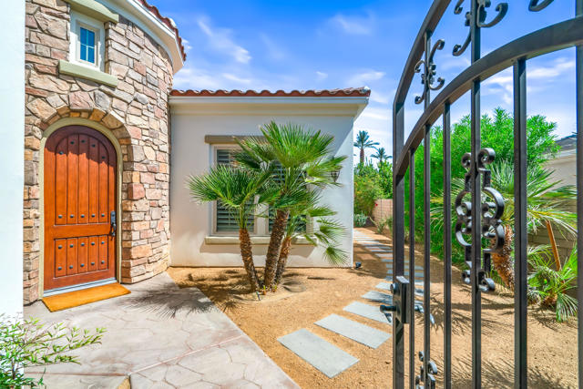 76158 Via Montelena, Indian Wells CA: https://media.crmls.org/mediaz/280f42f8-4ec2-47ee-ada3-6c50f60906a7.jpg