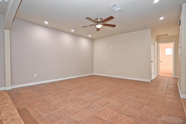 974 Walnut Dr, Oakley CA: https://media.crmls.org/mediaz/280f78dc-01bb-4b74-9134-0ef66f44f3a2.jpg