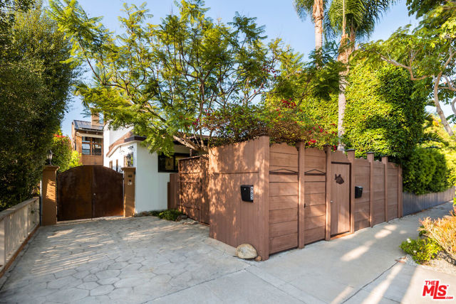 667 Santa Clara Avenue, Venice CA: https://media.crmls.org/mediaz/280fa80b-129a-45c0-9471-0822ab65b8b9.jpg
