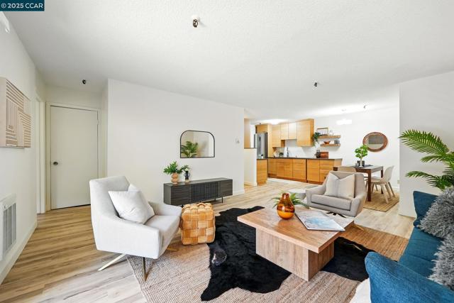 325 Lenox Ave, Oakland CA: https://media.crmls.org/mediaz/28104110-d672-4edf-90a9-188eac24d0bb.jpg