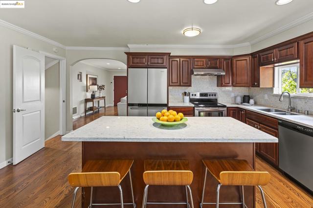 21 Maggiora Ct, Oakland CA: https://media.crmls.org/mediaz/2811cdfb-a5d3-4fc2-83cb-46070bdf88db.jpg