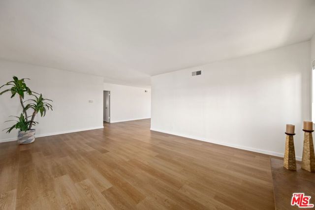 5804 S kings Road, Los Angeles CA: https://media.crmls.org/mediaz/2811d9c6-820f-448d-b5f9-486b6c0fb743.jpg