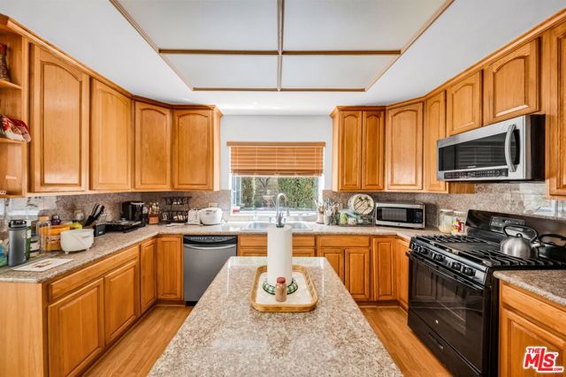 23234 Valerio Street, West Hills CA: https://media.crmls.org/mediaz/28123824-e620-4da0-90d1-59f0cd56f96b.jpg