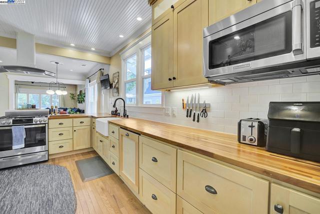 1215 Castro St, Martinez CA: https://media.crmls.org/mediaz/2812ad95-5049-4fa8-a845-b793f3e00989.jpg