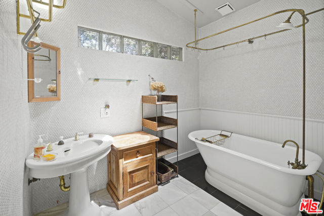 28828 Selfridge Dr, Malibu CA: https://media.crmls.org/mediaz/28130441-6b13-459e-8bb6-55789a810335.jpg