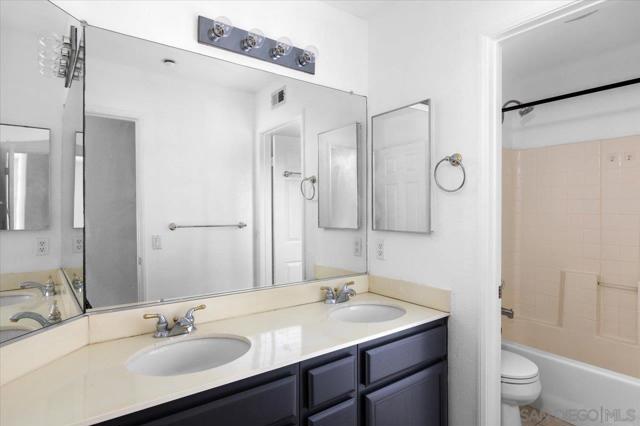 2412 Starlight Gln, Escondido CA: https://media.crmls.org/mediaz/2813842f-6478-4c7a-9514-a38cc9ed09d6.jpg