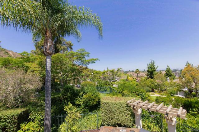 2537 Carriagedale Row, La Jolla CA: https://media.crmls.org/mediaz/28138a65-8050-4635-98ba-4a17e1a52be1.jpg