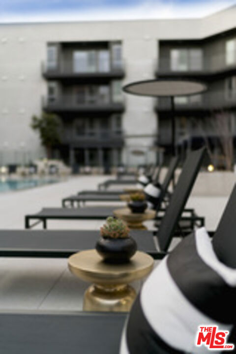 3425 W OLIVE Avenue, Burbank CA: https://media.crmls.org/mediaz/2813ef11-7608-4d3f-99d8-3e7f6ca5523d.jpg