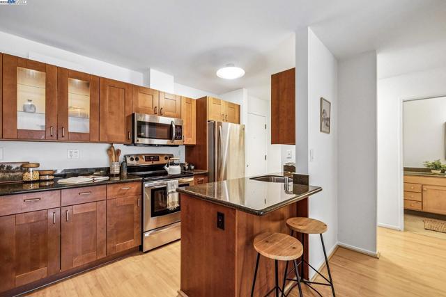 950 Shorepoint Ct, Alameda CA: https://media.crmls.org/mediaz/28148a5a-59db-4ce8-b32b-76764d3714c3.jpg