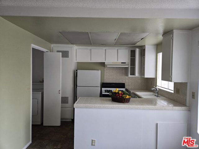 1233 Tamarind Avenue, Los Angeles CA: https://media.crmls.org/mediaz/2814aeb7-fec1-4c16-a400-bc9a90153068.jpg