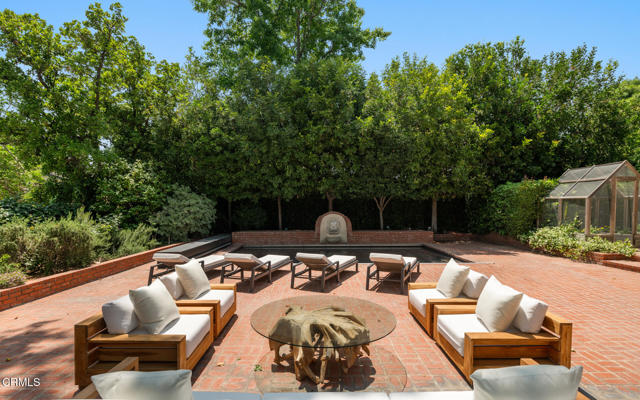1241 S Oak Knoll Avenue, Pasadena CA: https://media.crmls.org/mediaz/2814da3c-0123-4dba-9183-bf2f9547fd44.jpg