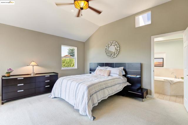 10353 Royal Oak Rd, Oakland CA: https://media.crmls.org/mediaz/28157b70-842c-42e5-a748-220b4cf0375a.jpg