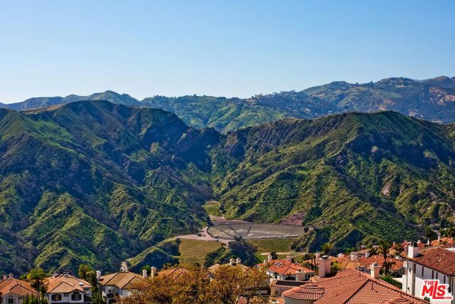 1648 Chastain, Pacific Palisades CA: https://media.crmls.org/mediaz/2815ac7a-6f91-45a8-80d5-dc8dd7c31991.jpg