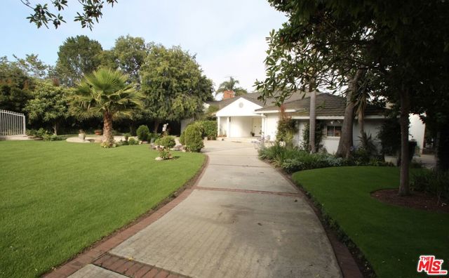 13716 W Sunset Boulevard, Pacific Palisades CA: https://media.crmls.org/mediaz/2815cf3d-de16-434c-8d69-dd11799a350e.jpg