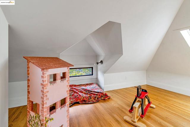 6108 Hillegass Ave, Oakland CA: https://media.crmls.org/mediaz/2817b063-fad6-46c0-838a-3c972bee4bd9.jpg
