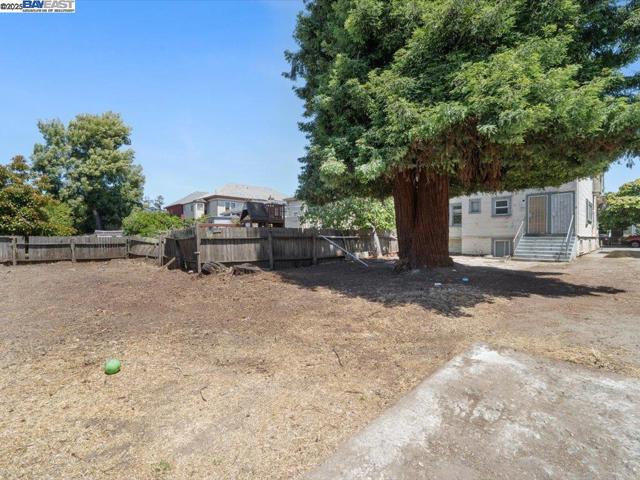 1013 Chestnut St, Oakland CA: https://media.crmls.org/mediaz/2818cc1a-ac59-4dae-b5fe-0358eccb7c48.jpg