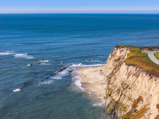 62 Spyglass Court, Half Moon Bay CA: https://media.crmls.org/mediaz/2818dd67-b516-4baf-8d95-5eacb2f0a5a0.jpg