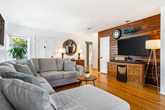 5523 Graywood Avenue, Lakewood CA: https://media.crmls.org/mediaz/281963db-5488-48b2-8476-fcf879518751.jpg