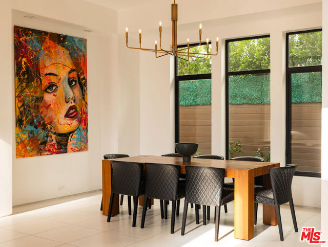 926 N Crescent Heights Boulevard, Los Angeles CA: https://media.crmls.org/mediaz/28198e46-4826-47b3-981e-920f2c0c541c.jpg