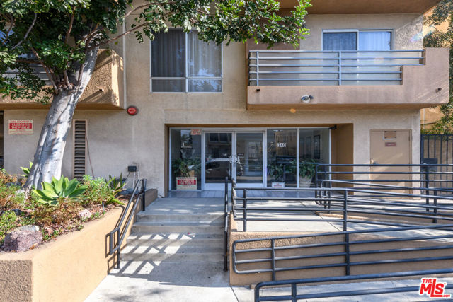 340 N Hayworth Avenue, Los Angeles CA: https://media.crmls.org/mediaz/281a83da-89fe-4f73-9fee-f8d63f481a3b.jpg