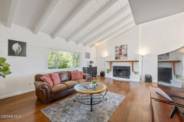 3166 Sycamore Drive, Simi Valley CA: https://media.crmls.org/mediaz/281b554b-c2df-45fa-9ad7-7097348b6b81.jpg