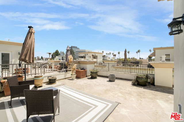 Drew Fenton | 11974 Mayfield Avenue Los Angeles CA | MLS: 7517831