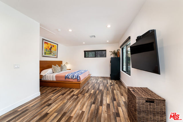 1865 El Monte Drive, Thousand Oaks CA: https://media.crmls.org/mediaz/281bb431-cd8d-409d-9bfe-733bf1ec61a7.jpg