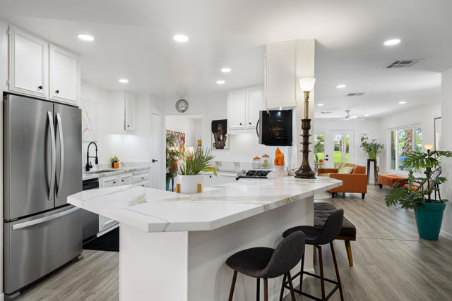 427 Calle Madrigal, Cathedral City CA: https://media.crmls.org/mediaz/281bbd14-834f-41bf-be14-64b62c3f59cd.jpg