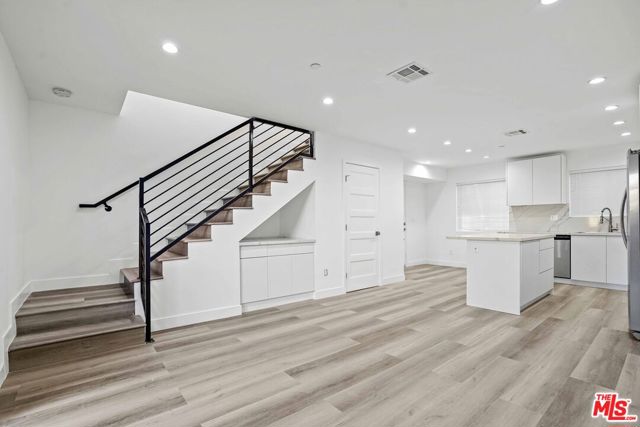 2125 S Rimpau Boulevard, Los Angeles CA: https://media.crmls.org/mediaz/281c4cab-6073-4126-ae5c-8c4e37370025.jpg