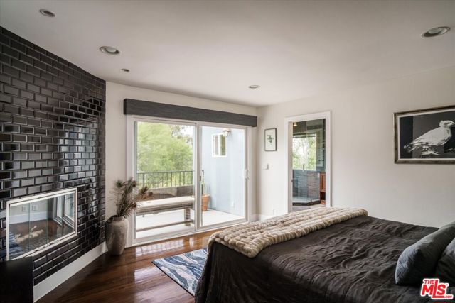11372 Brill Drive, Studio City CA: https://media.crmls.org/mediaz/281cc288-3572-4c85-8b95-f2307c7d5404.jpg