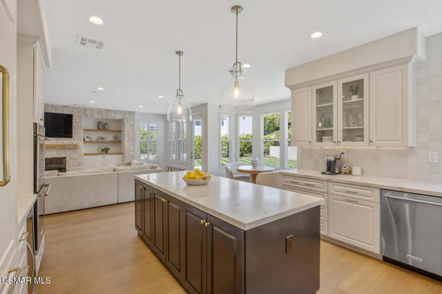 1615 Vista Oaks Way, Westlake Village CA: https://media.crmls.org/mediaz/281d1394-38e5-4301-93aa-62c1bb7af463.jpg