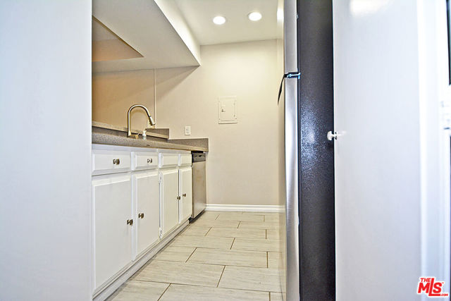 750 N Kings Road, West Hollywood CA: https://media.crmls.org/mediaz/281d585c-dc5d-4edd-901a-0ddf55c14471.jpg